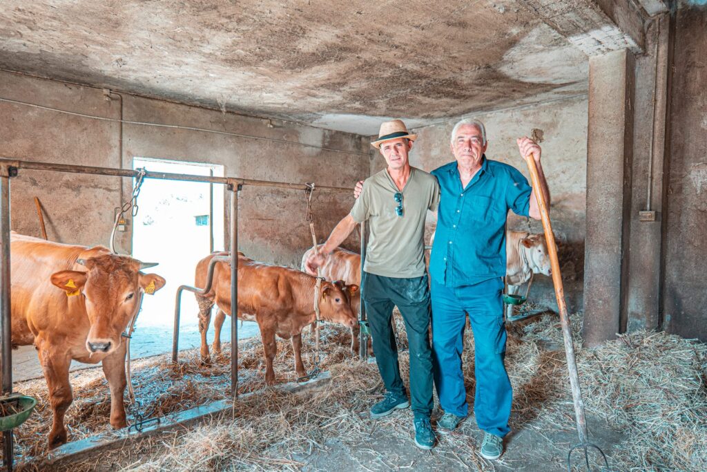 Due generazioni della famiglia Bianchi in stalla