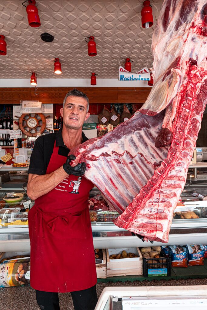 Il macellaio Bianchi con un taglio di manzo